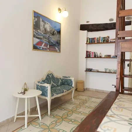 Self Apartments: Central Balcony Lejlighed