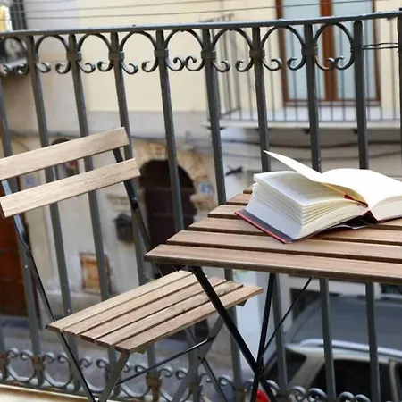 Lejlighed Self Apartments: Central Balcony *